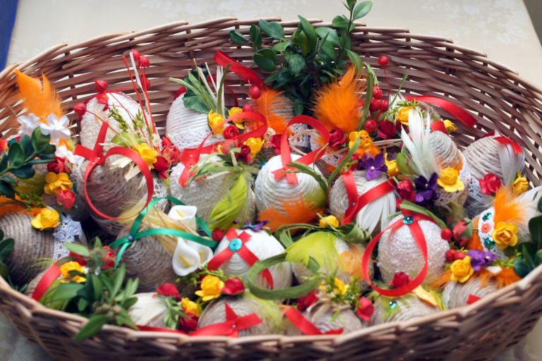 Ozdoby wielkanocne (Klub Seniora) mające wesprzeć poczynania Akcji katolickiej