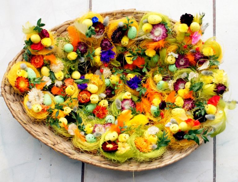 Ozdoby wielkanocne (Klub Seniora) mające wesprzeć poczynania Akcji katolickiej