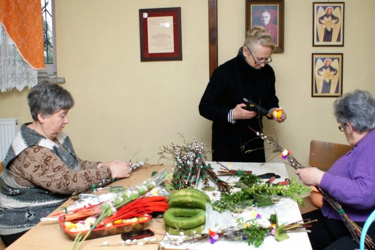 Ozdoby wielkanocne (Klub Seniora) mające wesprzeć poczynania Akcji katolickiej