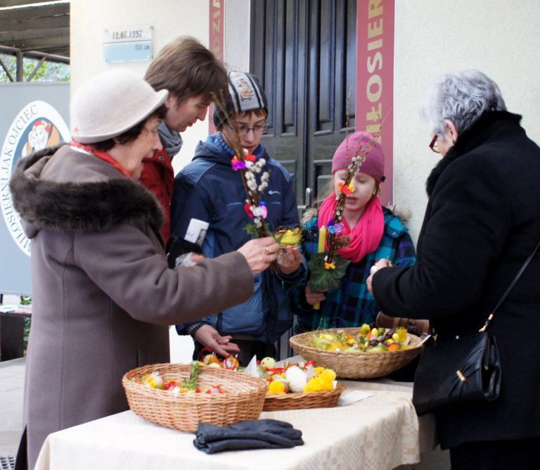 Ozdoby wielkanocne (Klub Seniora) mające wesprzeć poczynania Akcji katolickiej