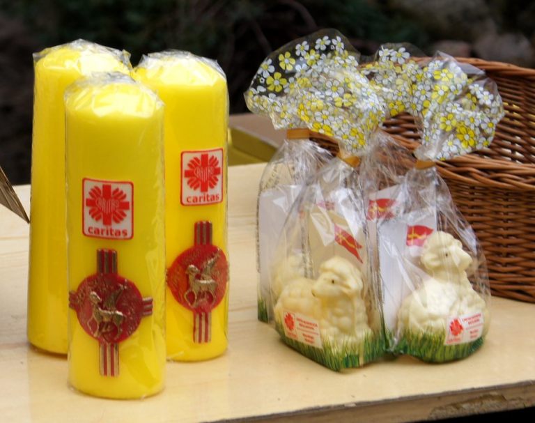 Ozdoby wielkanocne (Klub Seniora) mające wesprzeć poczynania Akcji katolickiej