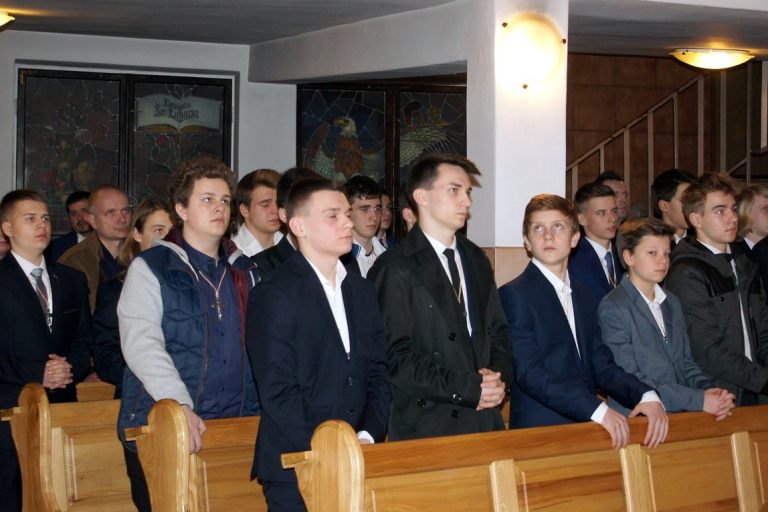 14.03.2016 - ks.bp Andrzej Siemieniewski udziela Sakramentu bierzmowania