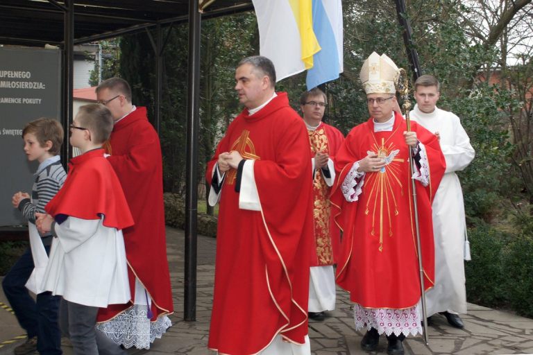 14.03.2016 - ks.bp Andrzej Siemieniewski udziela Sakramentu bierzmowania