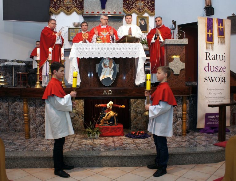 14.03.2016 - ks.bp Andrzej Siemieniewski udziela Sakramentu bierzmowania