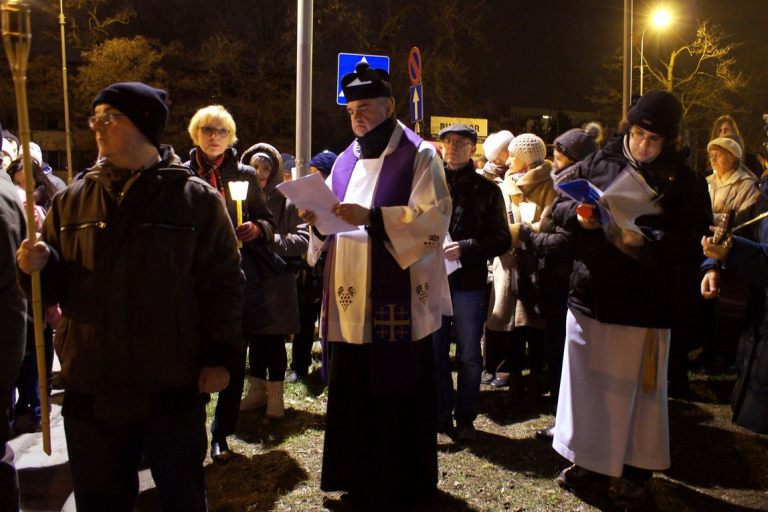 Droga Krzyżowa ulicami parafii 18 III 2016 (piątek)