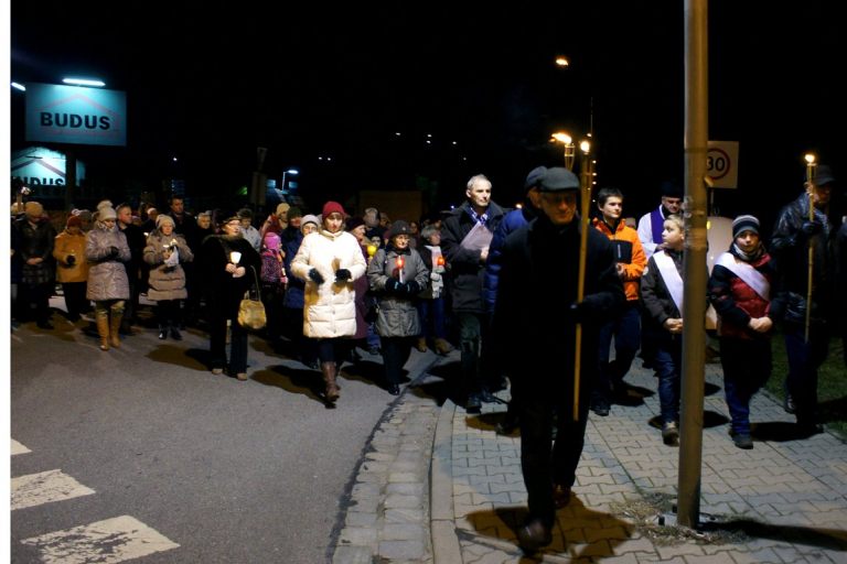 Droga Krzyżowa ulicami parafii 18 III 2016 (piątek)