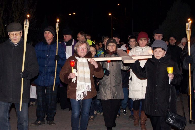 Droga Krzyżowa ulicami parafii 18 III 2016 (piątek)- krzyż niesiony przez różne wspólnoty parafialne