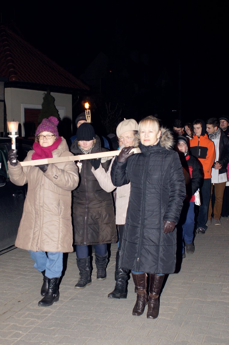 Droga Krzyżowa ulicami parafii 18 III 2016 (piątek)