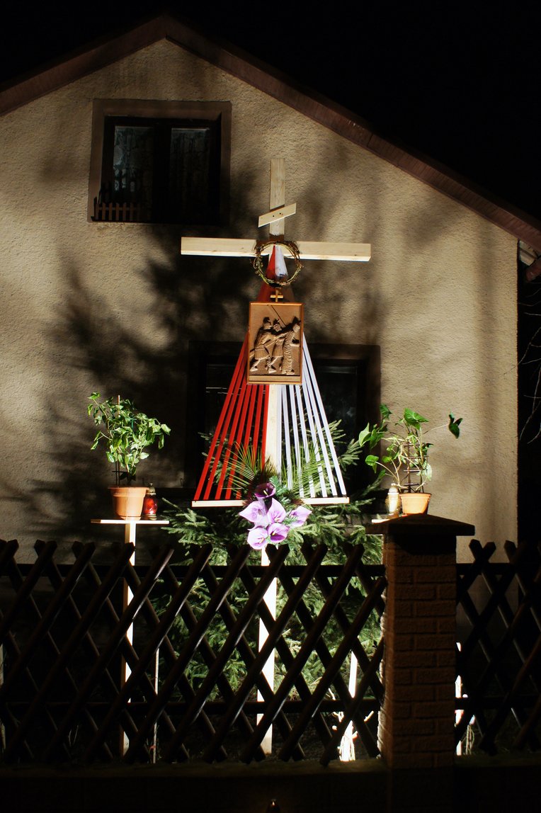 Droga Krzyżowa ulicami parafii 18 III 2016 (piątek)-dekoracje domostw