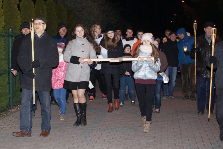 Droga Krzyżowa ulicami parafii 18 III 2016 (piątek)