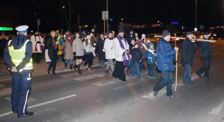 Droga Krzyżowa ulicami parafii 18 III 2016 (piątek)