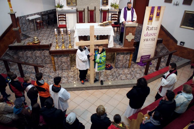 Droga Krzyżowa ulicami parafii 18 III 2016 (piątek)