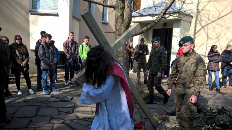 18.03.2016r.zakończenie rekolekcji dla Gim. nr 39 - Misteria Męki Pańskiej przygotowane przez Katolickie LO im. bł. E. Bojanowskiego w Henrykowie