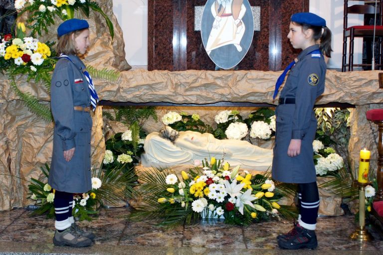 Wielki Piątek 2016 - czuwanie przy grobie (straż w wykonaniu drużyny harcerskiej)