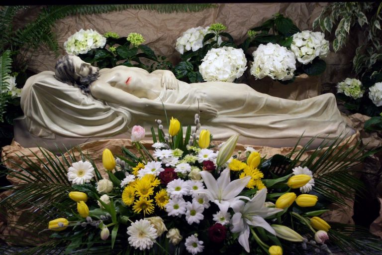 Wielka Sobota - adoracja Bożego Grobu