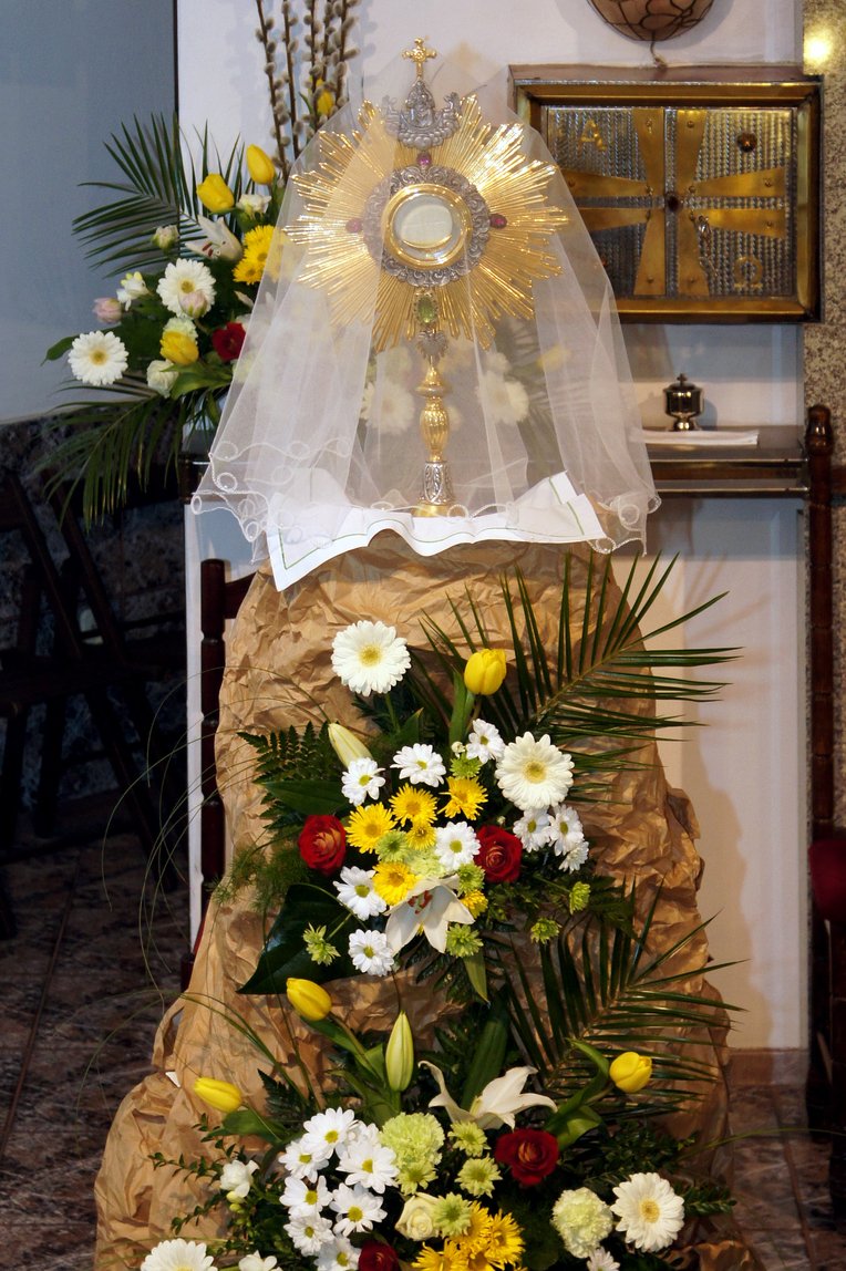 Wielka Sobota - adoracja Bożego Grobu