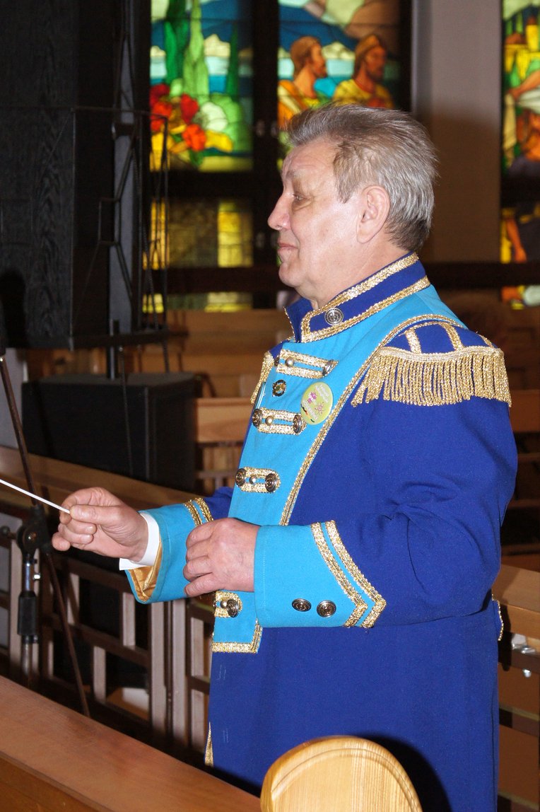 Peregrynacja symboli Światowych Dni Młodzieży - 9 IV 2016 (Pan mjr Edward Tomków-dyryguje Orkiestrą Dętą Katolickiego Liceum Ogólnokształcącego w Henrykowie)