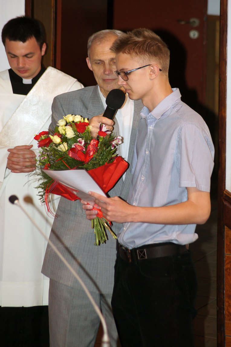 21 V 2016 - uroczysta Msza św. dziękczynna z okazji 25 rocznicy święceń kapłańskich Proboszcza ks. Jana Adamarczuka - podziękowanie od młodzieży z Zespołu Szkół Nr XIV