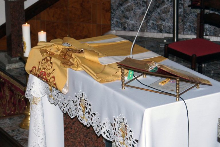 Boże Ciało - poświęcenie nowego ornatu - daru parafian z okazji 25-lecia kapłaństwa ks.Jana