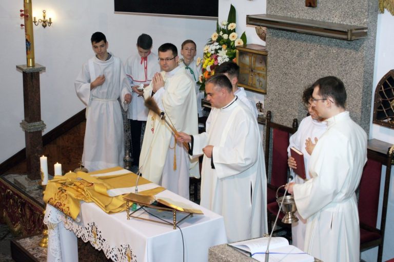 Boże Ciało - poświęcenie nowego ornatu - daru parafian z okazji 25-lecia kapłaństwa ks.Jana