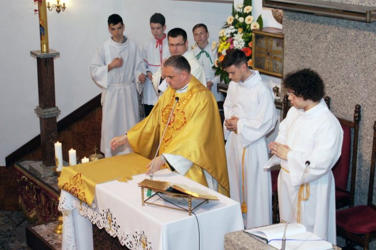 Boże Ciało - poświęcenie nowego ornatu - daru parafian z okazji 25-lecia kapłaństwa ks.Jana