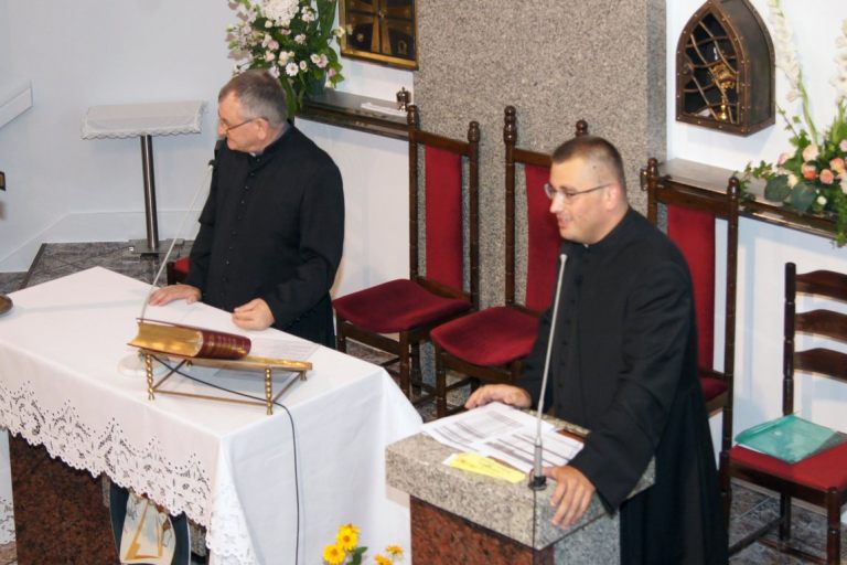 Przyjazd młodzieży z diecezji Lugano w Szwajcarii 19 VII 2016 - powitanie przez ks. Andrzeja Dziełaka i ks. Kamila Cielińskiego